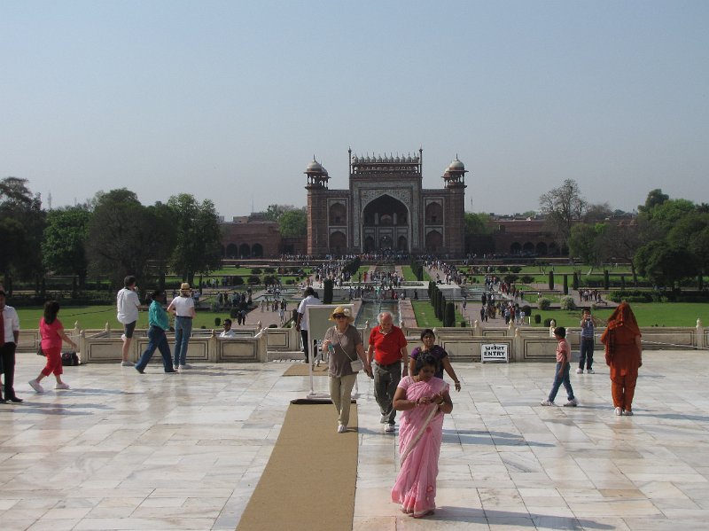 plein taj mahal.jpg - Sta je op het marmeren platform waarop de Taj Mahal gebouwd is, dan heb je dit uitzicht richting de toegangspoort.